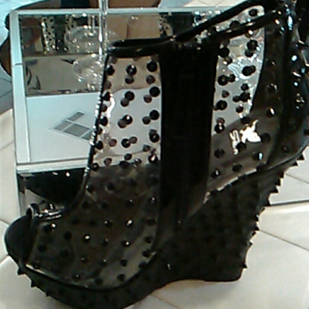 Shoes - Picture 6 of 7